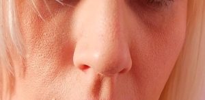 أخطاء غير متوقعة في مكياج وجهك تجعل المسام واضحة