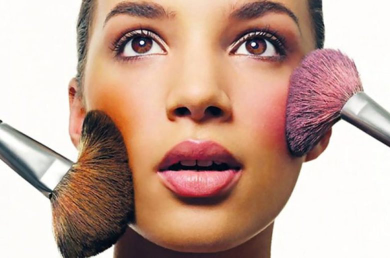أخطاء مكياج وجهك تجعل المسام واضحة
