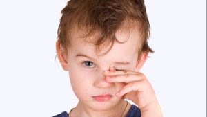 أعراض مصاحبة لتورم الجفون لدى الرضع