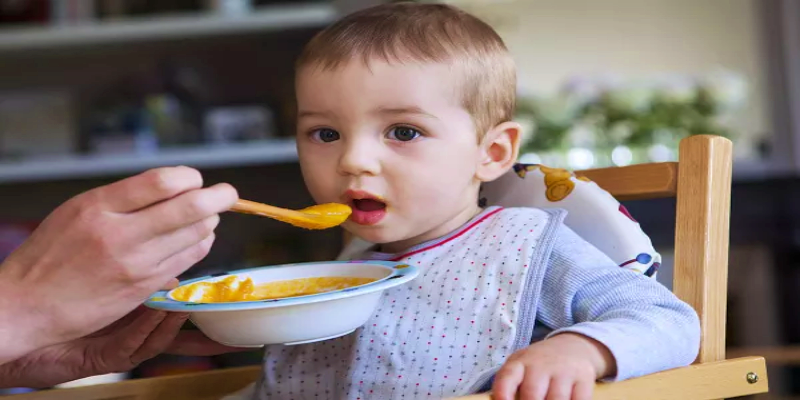إمداد الطفل بالتغذية الكافية والمتنوعة