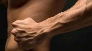 البروز المفاجىء لعروق اليد مع الألم