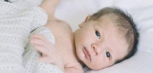 الرضيع الذي يقل عمره عن 6 أشهر