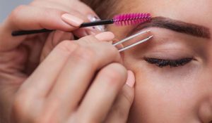 المبالغة في رسم الحواجب