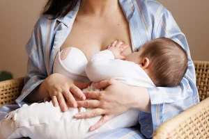 تطبيق كمادات دافئة على الحلمة بعد كل رضعة