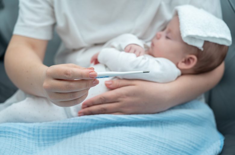 سخونية رأس الطفل مع برودة الأطراف