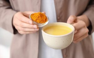 شرب شاي الكركم في فترات الصباح لتعزيز الهضم الصحي