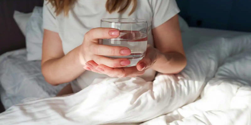 شرب كوب من الماء فور الاستيقاظ من النوم