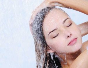 غسل الشعر أثناء الدورة الشهرية