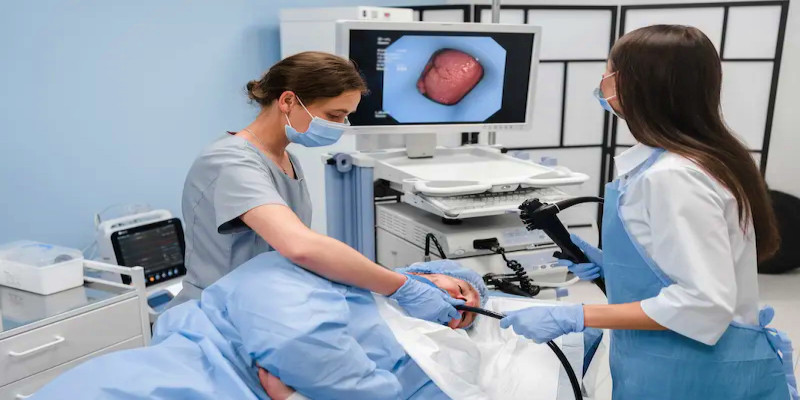 كيف يتم إجراء الموجات فوق الصوتية بالمنظار في الجهاز الهضمي العلوي؟