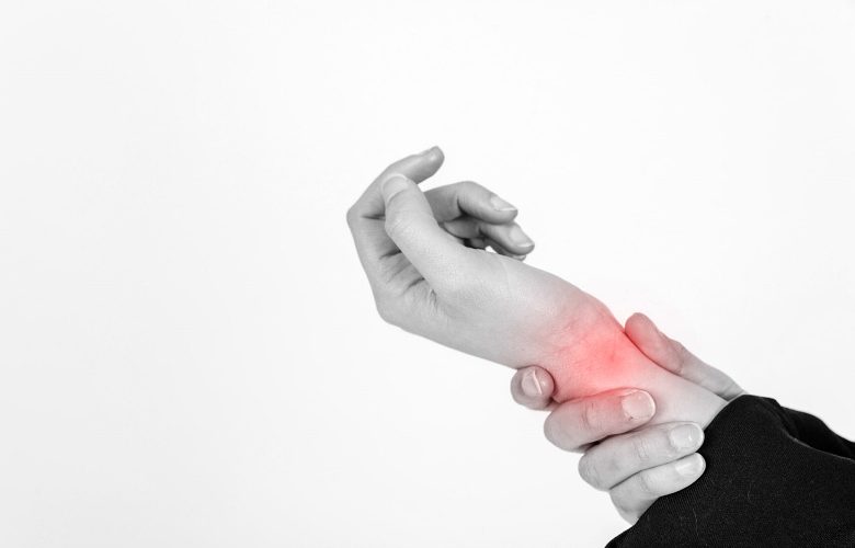 ما هي أسباب المعاناة من التهاب مفصل المعصم؟