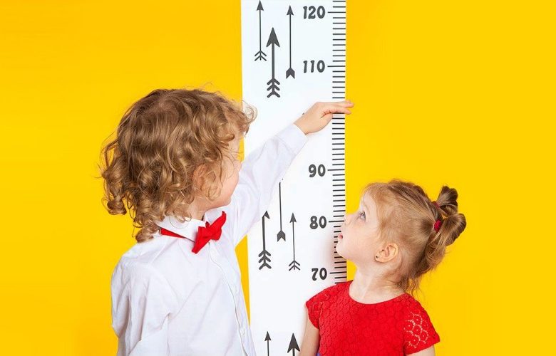 ما هي أهم العوامل المؤثرة على نمو الطول لدى الأطفال؟