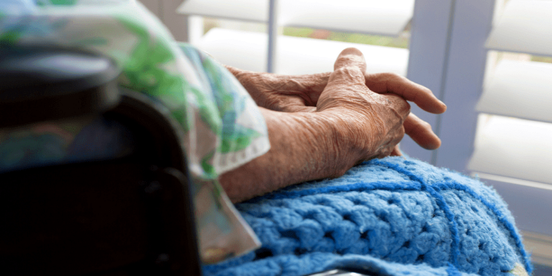 ما هي المضاعفات الصحية التي تصيب كبار السن عند انخفاض سكر الدم؟