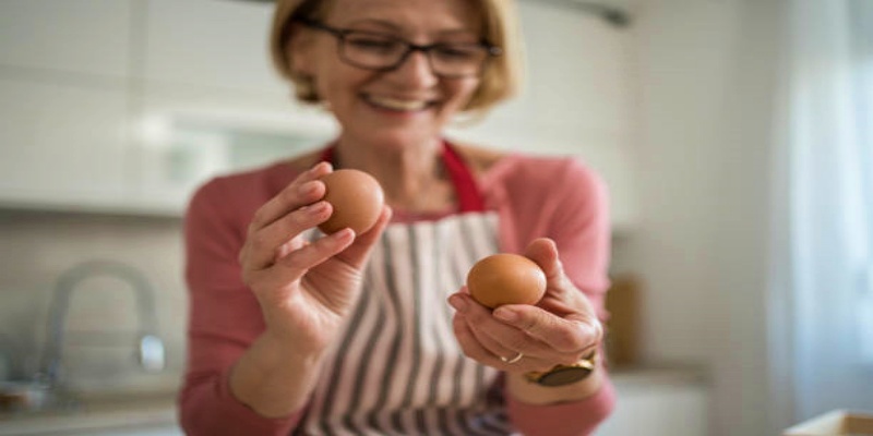 ما هي طرق تناول كبار السن للبيض صباحا بكل أمان وفاعلية؟