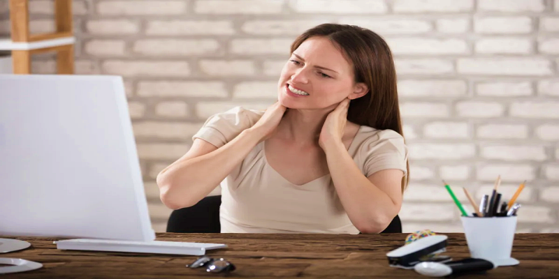 ما هي علامات الإصابة بآلام الرقبة والكتف عند موظفي المكاتب؟