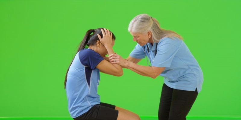 ما هي قواعد السلامة عند التعرض لإصابات الدماغ الرضحية؟