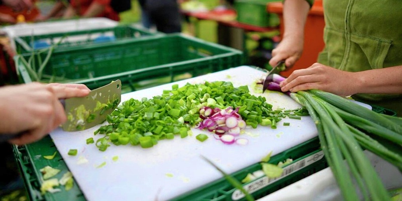 هل من الجيد تناول البصل الأخضر في صورته النيئة؟