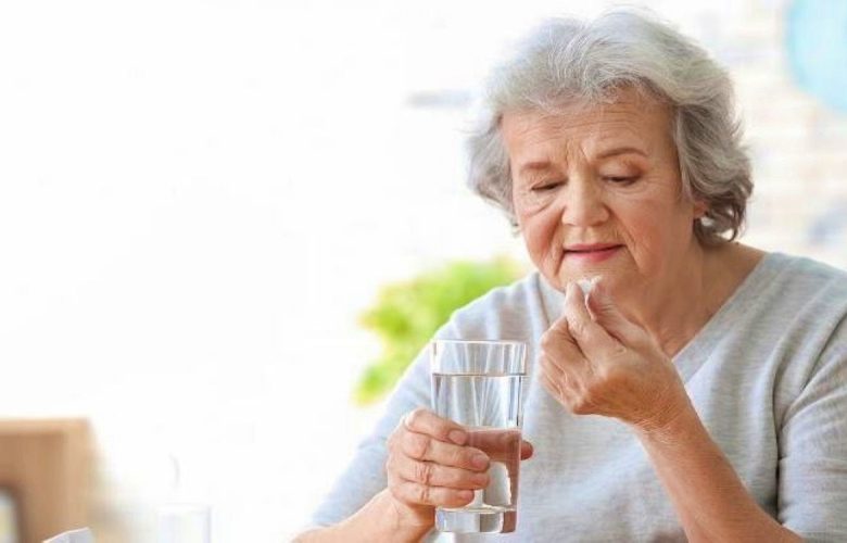 3 أشياء يجب مراعاتها عند تناول كبار السن لمكملات الكالسيوم