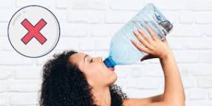 استهلاك كميات كبيرة من الماء دفعة واحدة