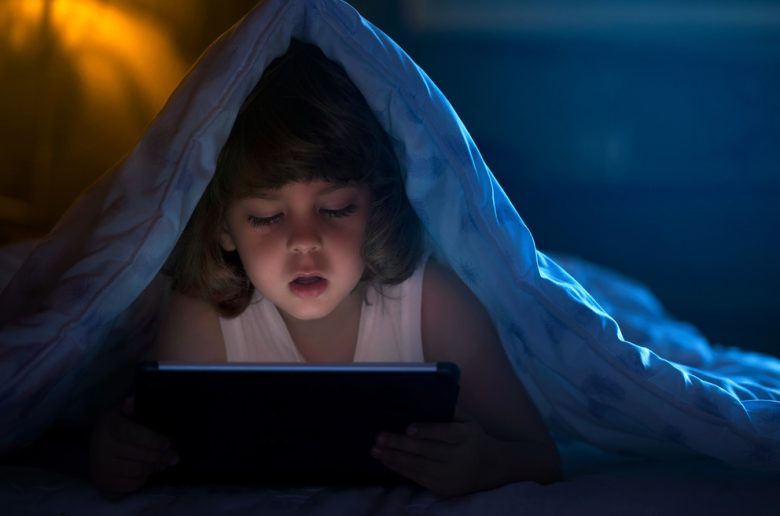 العلاقة بين سهر الأطفال وتراجع هرمون النمو والطول