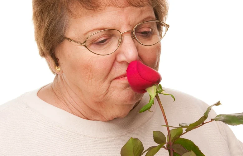 ما هي أسباب تعرض كبار السن لضعف حاسة الشم؟