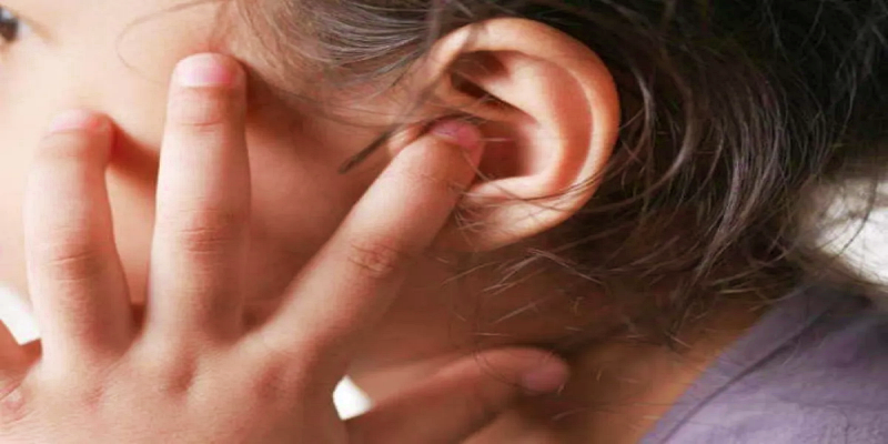 ما هي العلاقة بين التهاب الأذن التحسسي عند الأطفال وجودة السمع؟