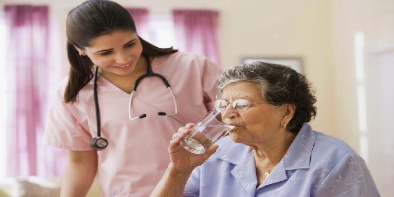 ما يجب علينا فعله عند ظهور علامات تحذيرية دالة على إصابة المُسن بضربة الشمس؟
