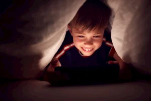 مامدى قوة العلاقة بين سهر الأطفال وتراجع هرمون النمو والطول ؟
