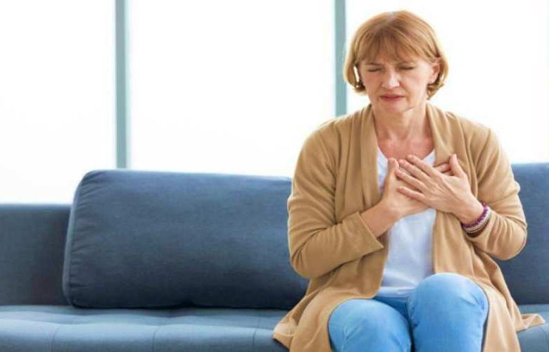 أسباب معاناة المرأة من آلام الثدي في سن اليأس