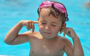 الأعراض الشائعة لعدوى أذن السباح