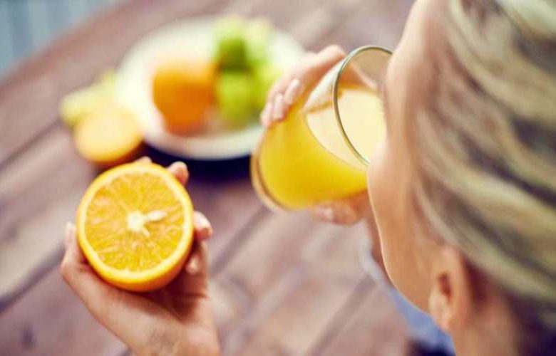 بعد بلوغ سن الـ 50.. هل ينبغي علينا تناول فيتامين C بشكل يومي؟