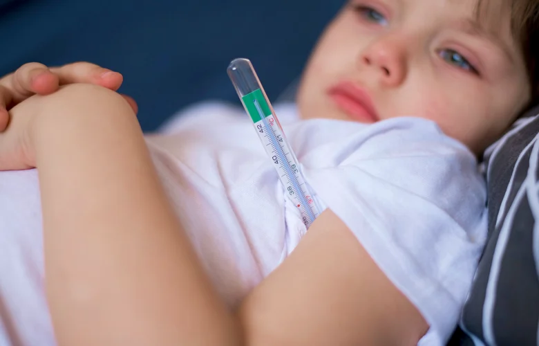 فصل الصيف ومخاطر إصابة الأطفال بالحمى الفيروسية