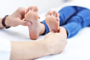 كيفية التمييز بين حالات القدم المسطحة الطبيعية والمرضية
