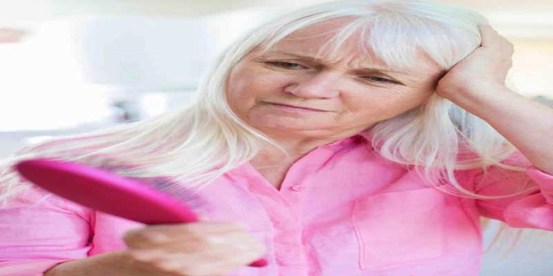 لماذا يتعرضن النساء في سن اليأس لأزمة تساقط الشعر؟