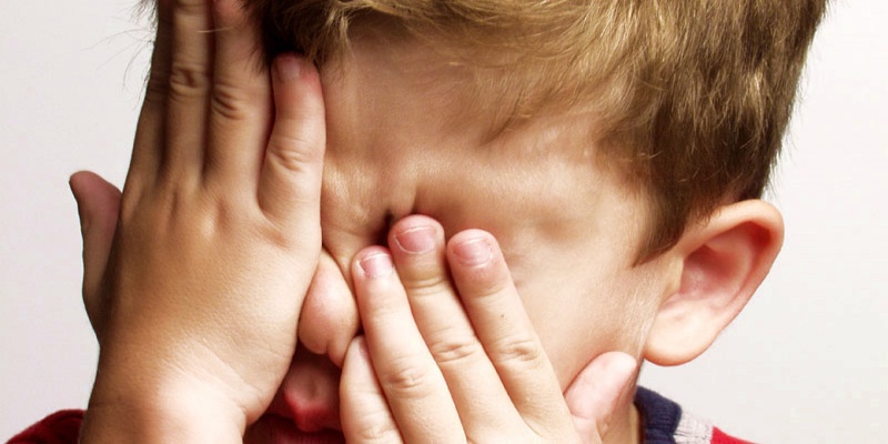 ما هي أسباب إصابة الاطفال بالتهاب القرنية؟