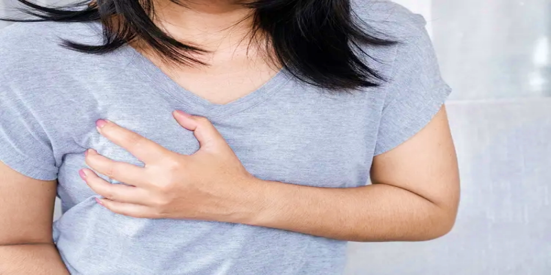 ما هي أسباب معاناة المرأة من آلام الثدي خلال سن اليأس؟
