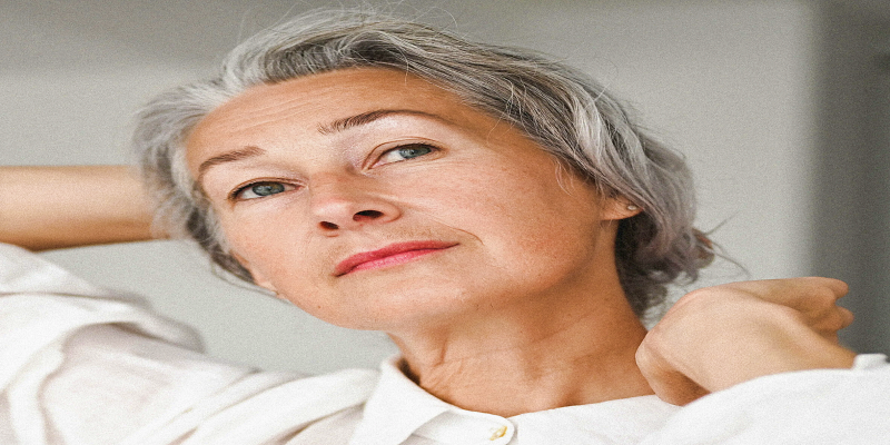 ما هي العوامل التي تزيد من مخاطر تساقط الشعر أثناء سن اليأس؟
