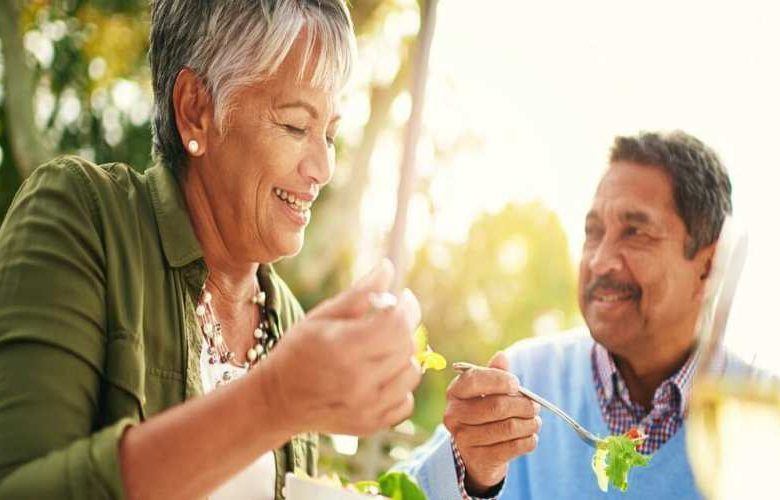 مبادىء غذائية هامة يجب مراعاتها بعد بلوغ سن الـ 50