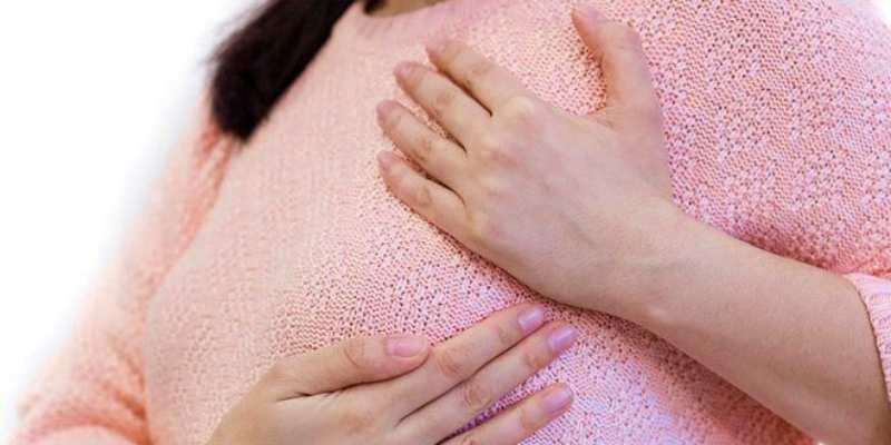 مشاكل صحية تتعرض لها المرأة بسبب تضخم الثدي