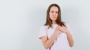 هل يعد ألم الثدي أثناء فترة البلوغ ظاهرة طبيعية ؟