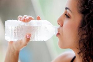 أضرار صحية يسببها شرب الماء المثلج عقب التعرض لأشعة الشمس
