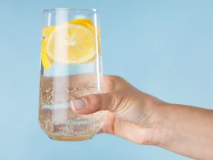 الفروقات الأساسية بين المياة الفوارة وماء الشرب العادي