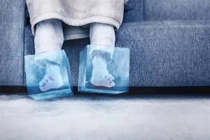 علام تخبرك برودة القدمين في فصل الصيف عن جسمك؟