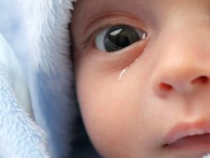 ما الأسباب الشائعة لدموع العين عند الرضع؟