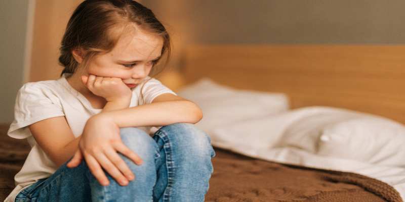 ما هي العلامات الدالة على معاناة الأطفال والمراهقين في سن المدرسة من الاكتئاب؟