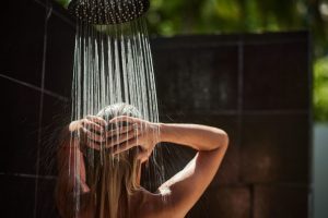الإستحمام بواسطة الماء الدافىء أو البارد