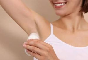 الفرق بين مزيلات العرق ومضادات التعرق