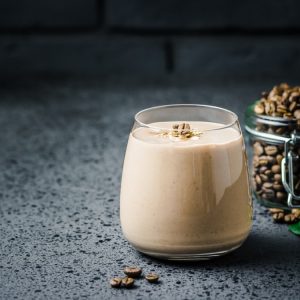 قهوة باردة مصنوعة من حليب اللوز