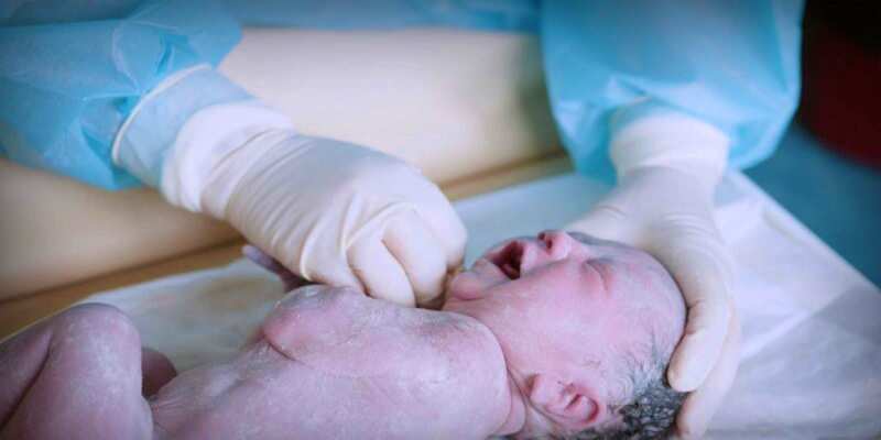 ما هي أعراض قصور الغدة الدرقية الخلقي عند الأطفال؟