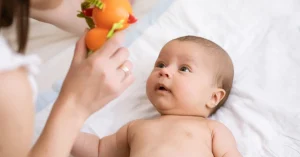 متى يرى الرضيع بشكل واضح؟