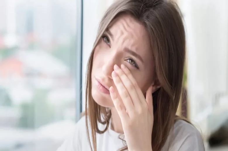 هل تعبر آلام العين عند الرمش عن دلالات خطيرة ؟